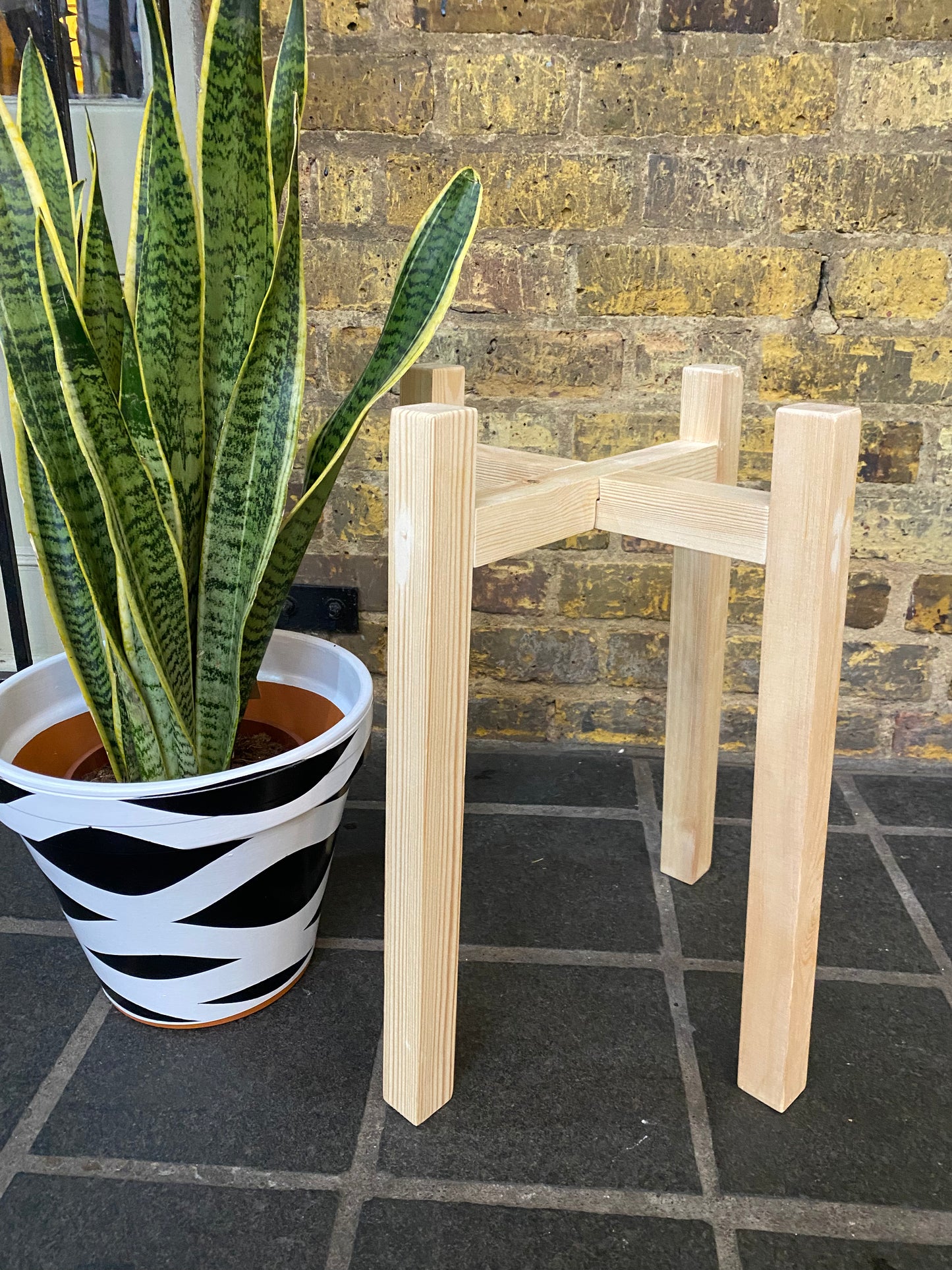 Diagonal Shape Plant Pot Stand 30 cm High in our 33mm Quadrone leg