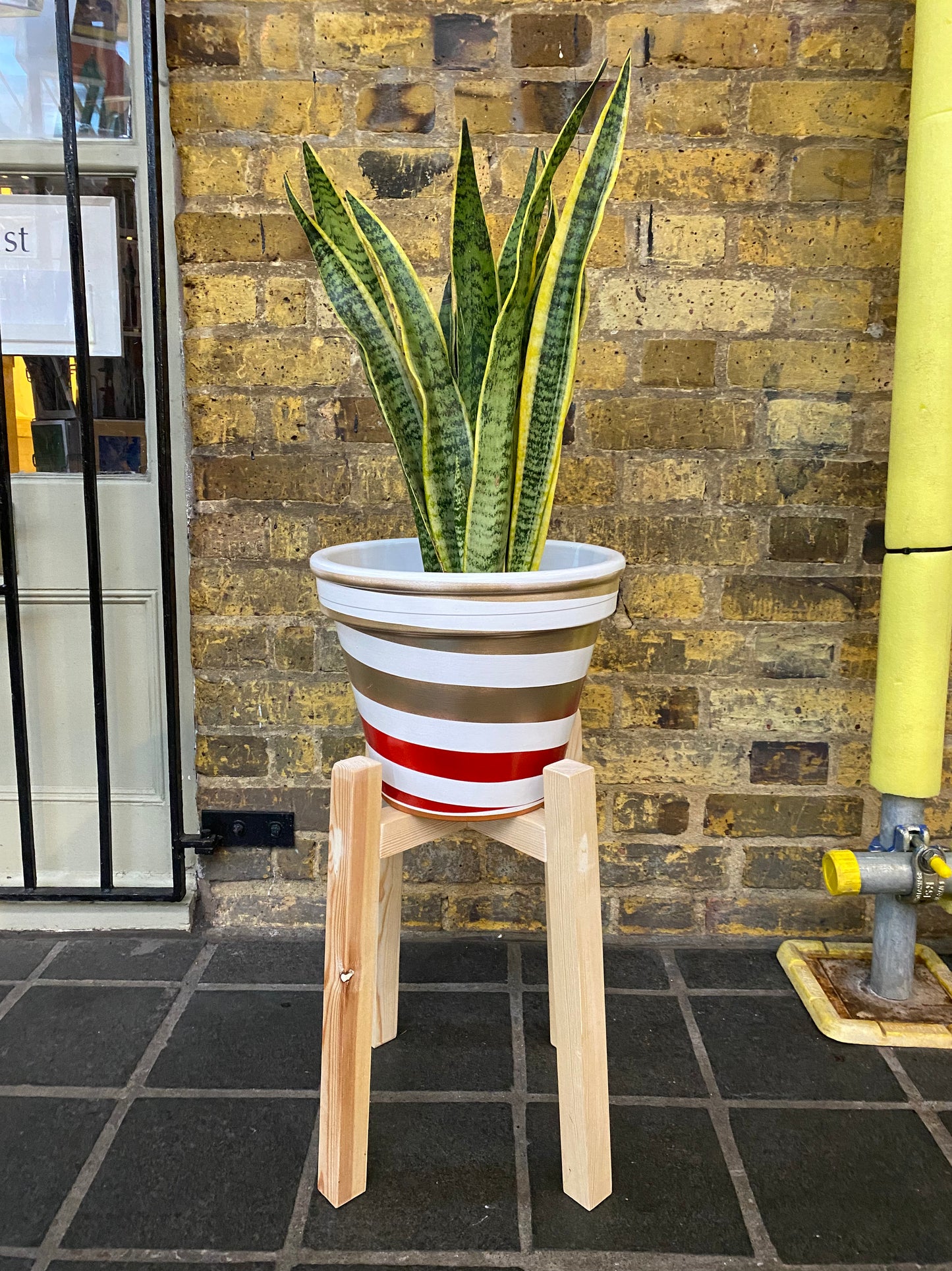 Diagonal Shape Plant Pot Stand 40cm High in our Quadrone leg