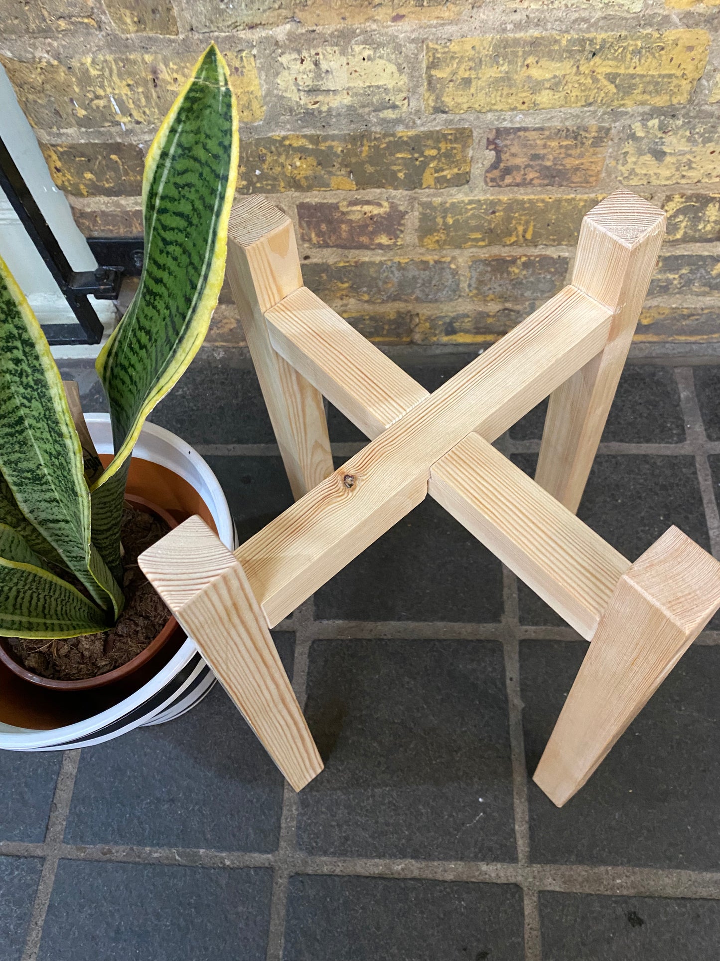 Diagonal Shape Plant Pot Stand 30 cm High in our 33mm Quadrone leg