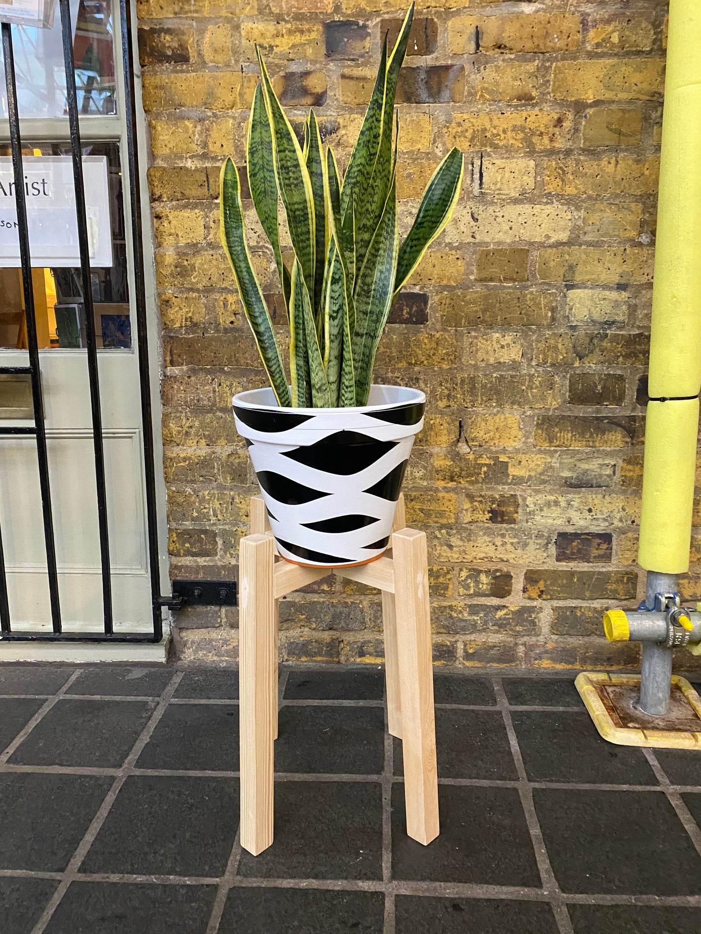 Diagonal Shape Plant Pot Stand 30 cm High in our 33mm Quadrone leg