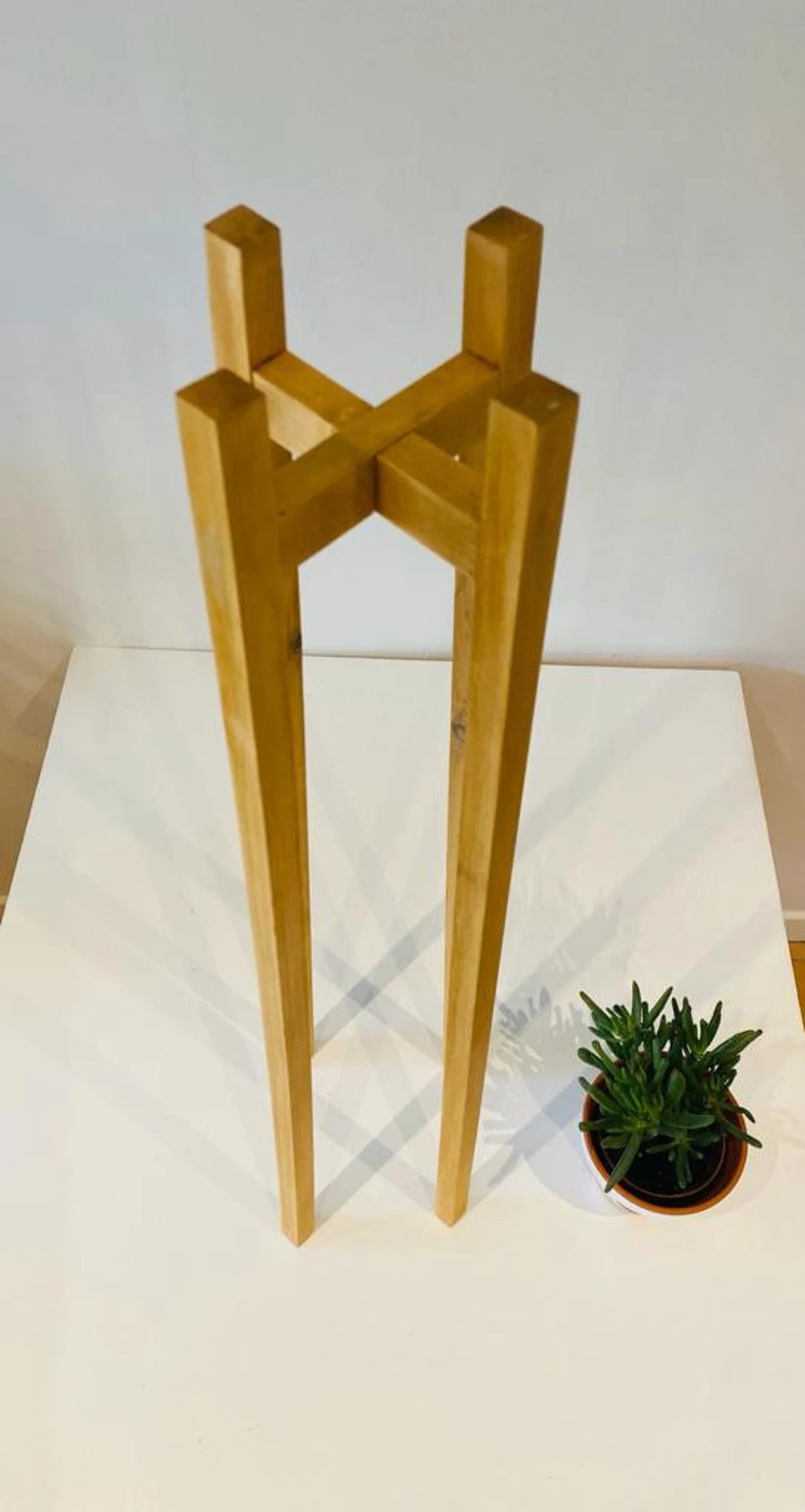 The Giraffe Plant Pot Stand Height from 70cm to 100cm Extra tall Slim Leg